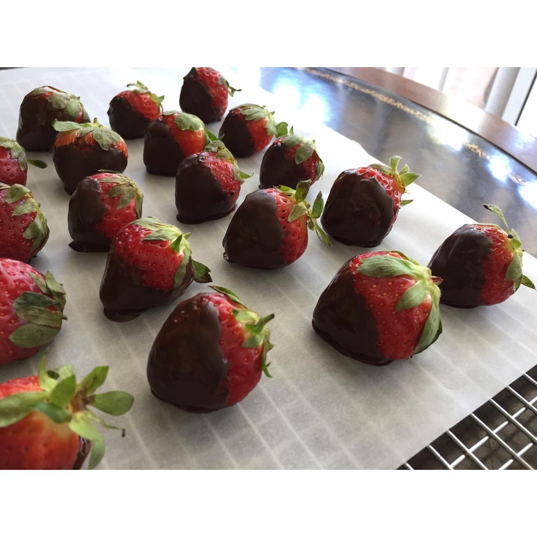 送Ta一盒巧克力草莓