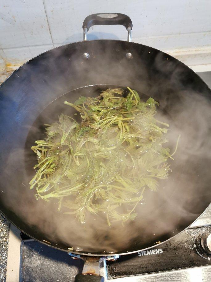 春天野菜香菜谱，七头一脑之一：香椿头炒鸡蛋