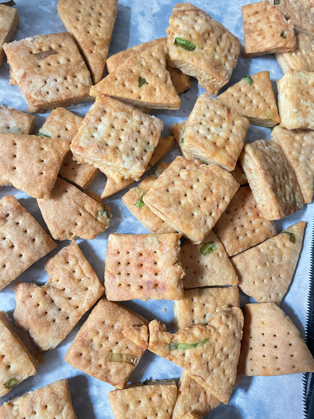 香葱苏打饼干   葱香味浓   酥松无比   无糖低油   养胃减肥  附细节视频