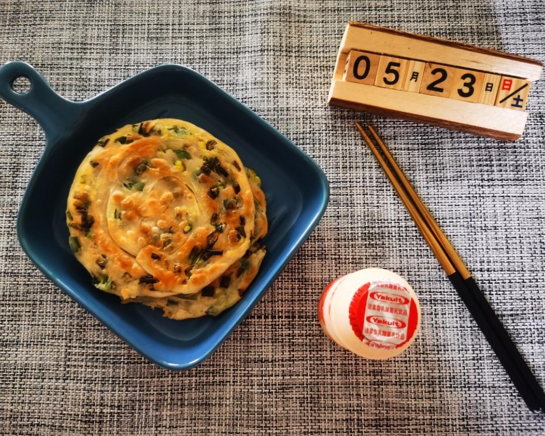 新手小白的美食路：超详细葱油饼做法，小时候的味道