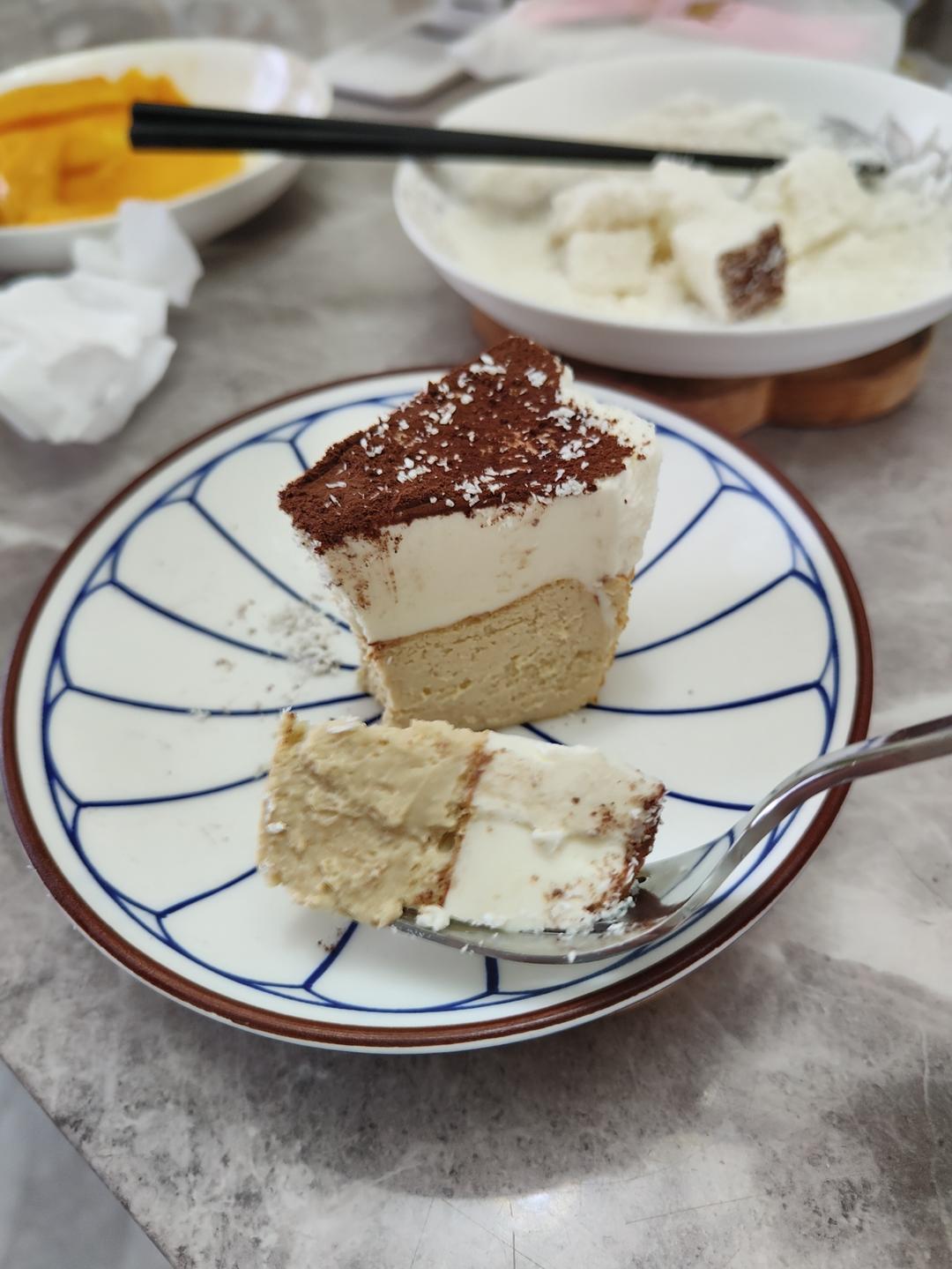又是一道招牌，提拉米苏咖啡巴斯克蛋糕