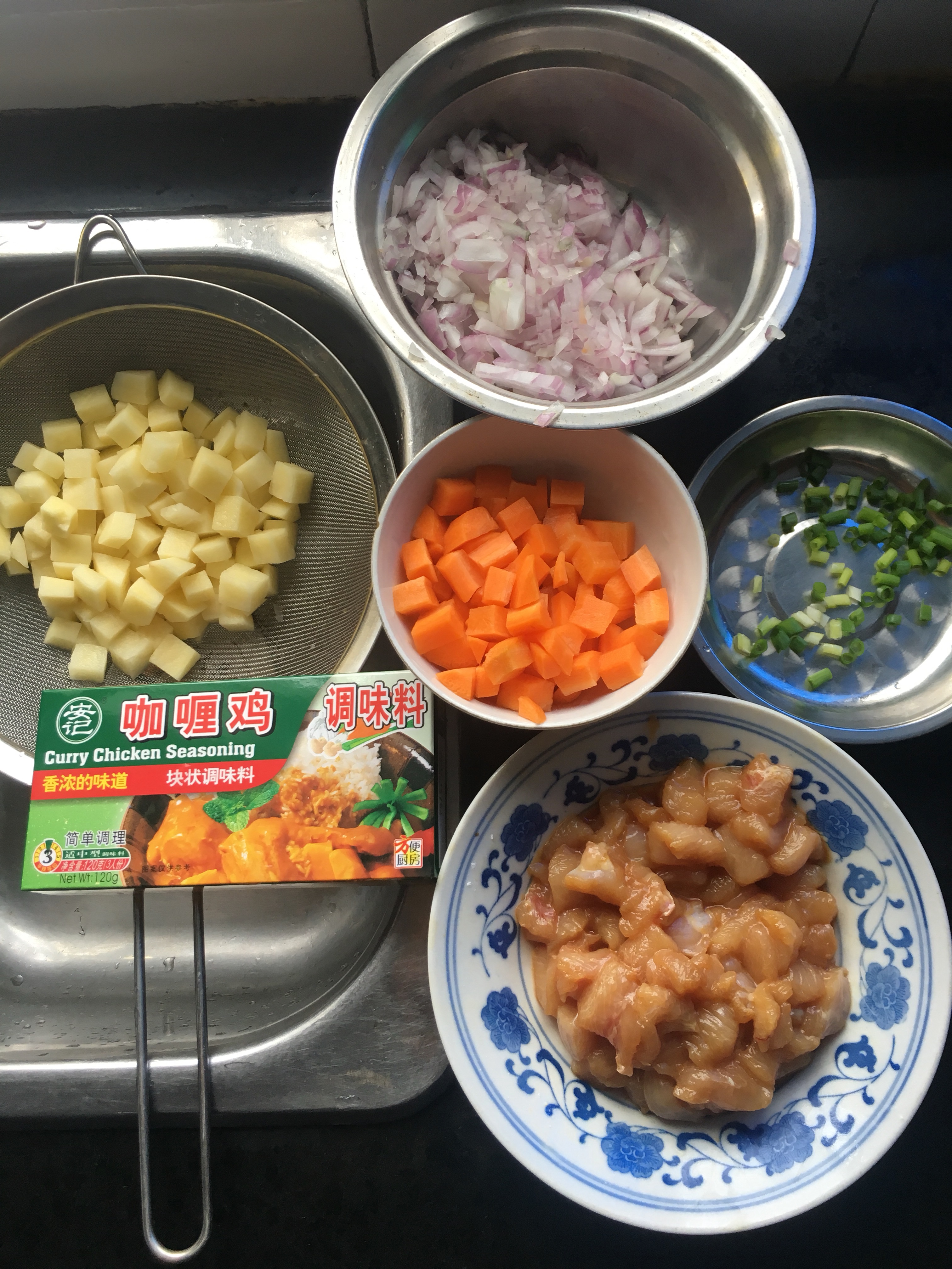 咖喱土豆鸡肉的做法 步骤1