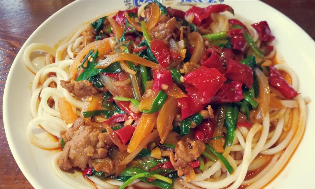 脆脆和我做的辣皮子拌面