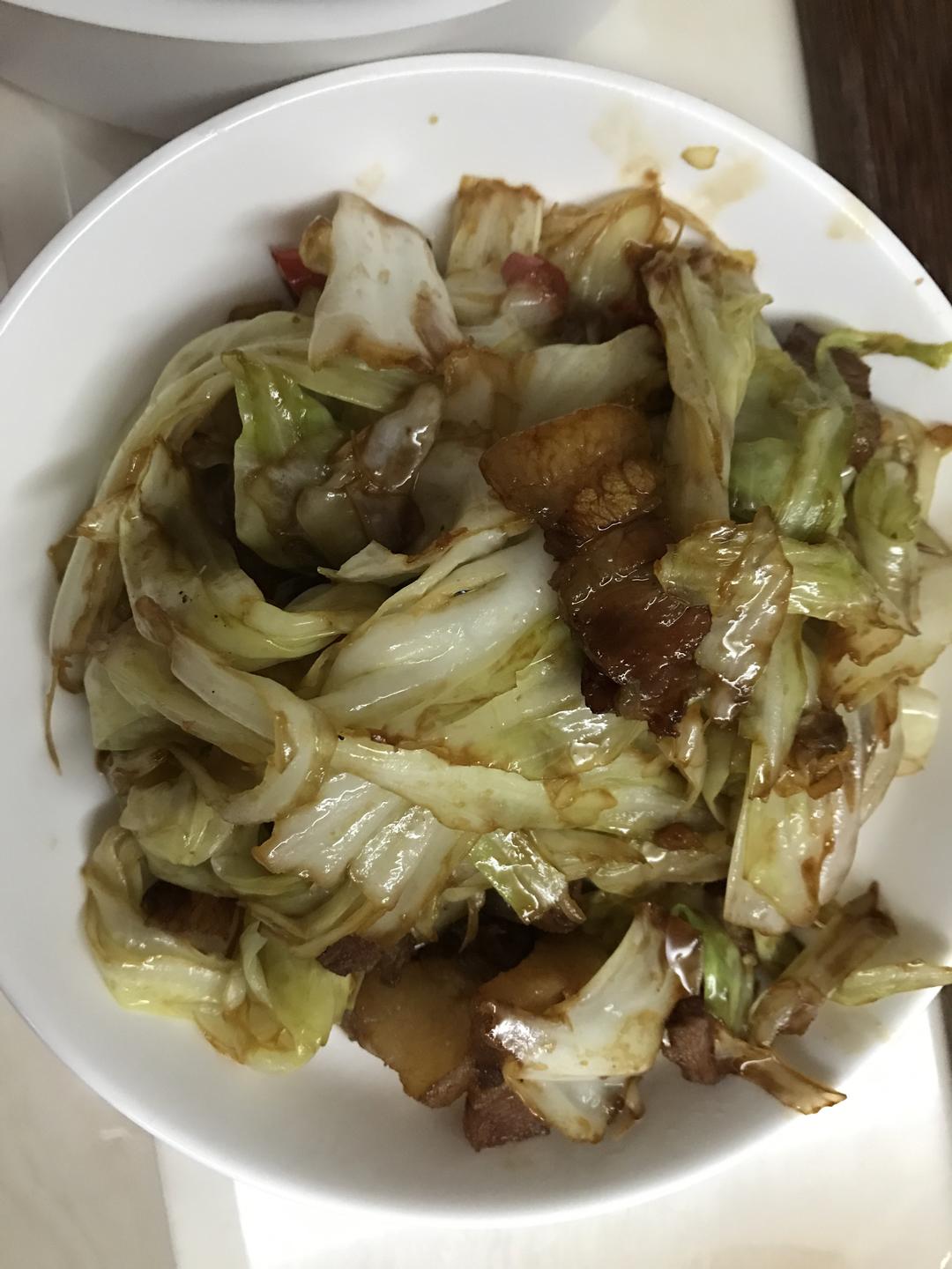手撕椰菜炒腊肉的做法