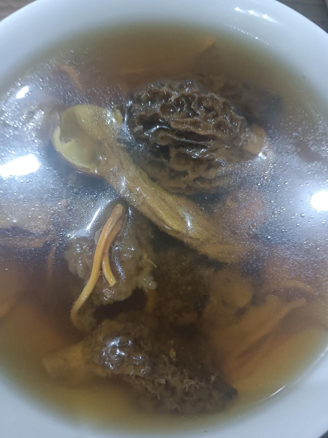 花胶羊肚菌虫草花鸡汤-教你煲广东汤
