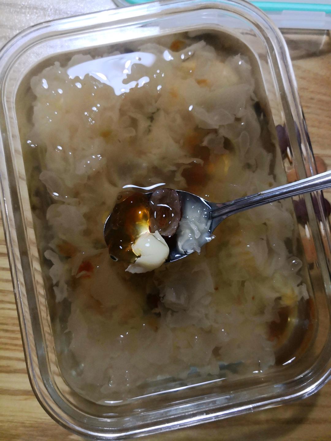 桃胶银耳红枣羹