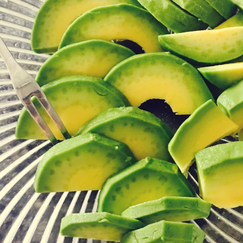 如何用半个牛油果切出一大堆牛油果即视感