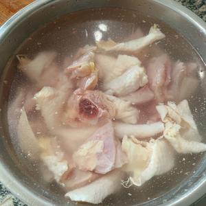 东北菜|鸡肉蘑菇炖粉条的做法 步骤1