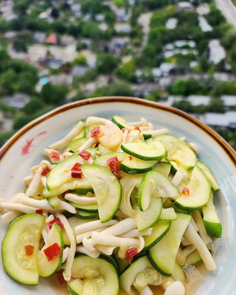 🪷海鲜菇炒西葫芦「微波炉」的做法