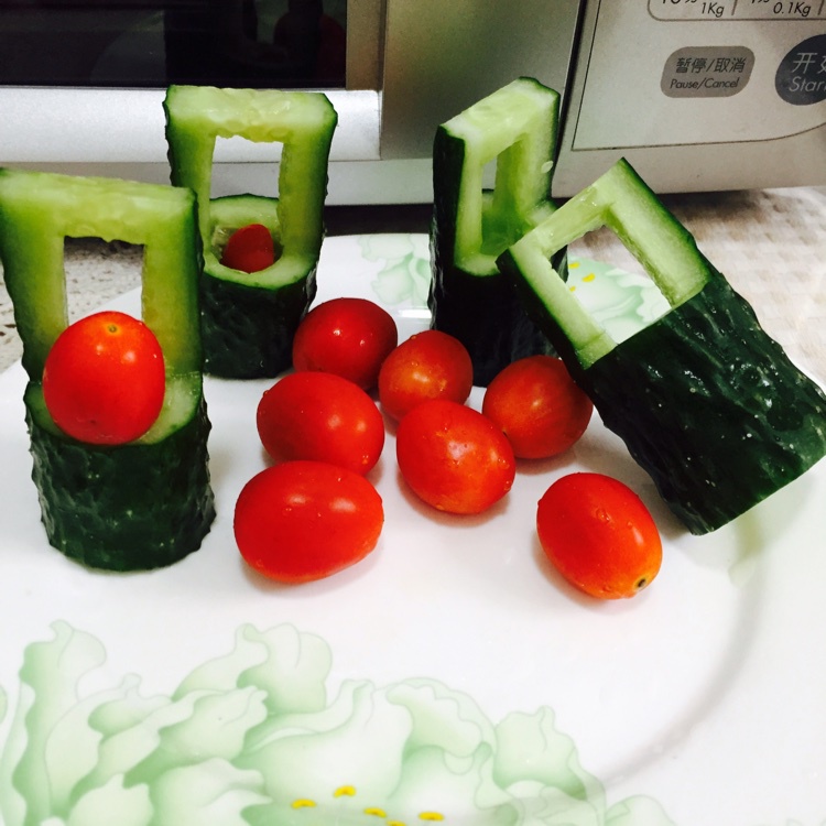 福杯满溢叶子做的黄瓜水桶