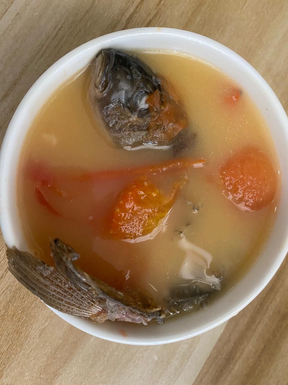 禾花鱼番茄汤的做法