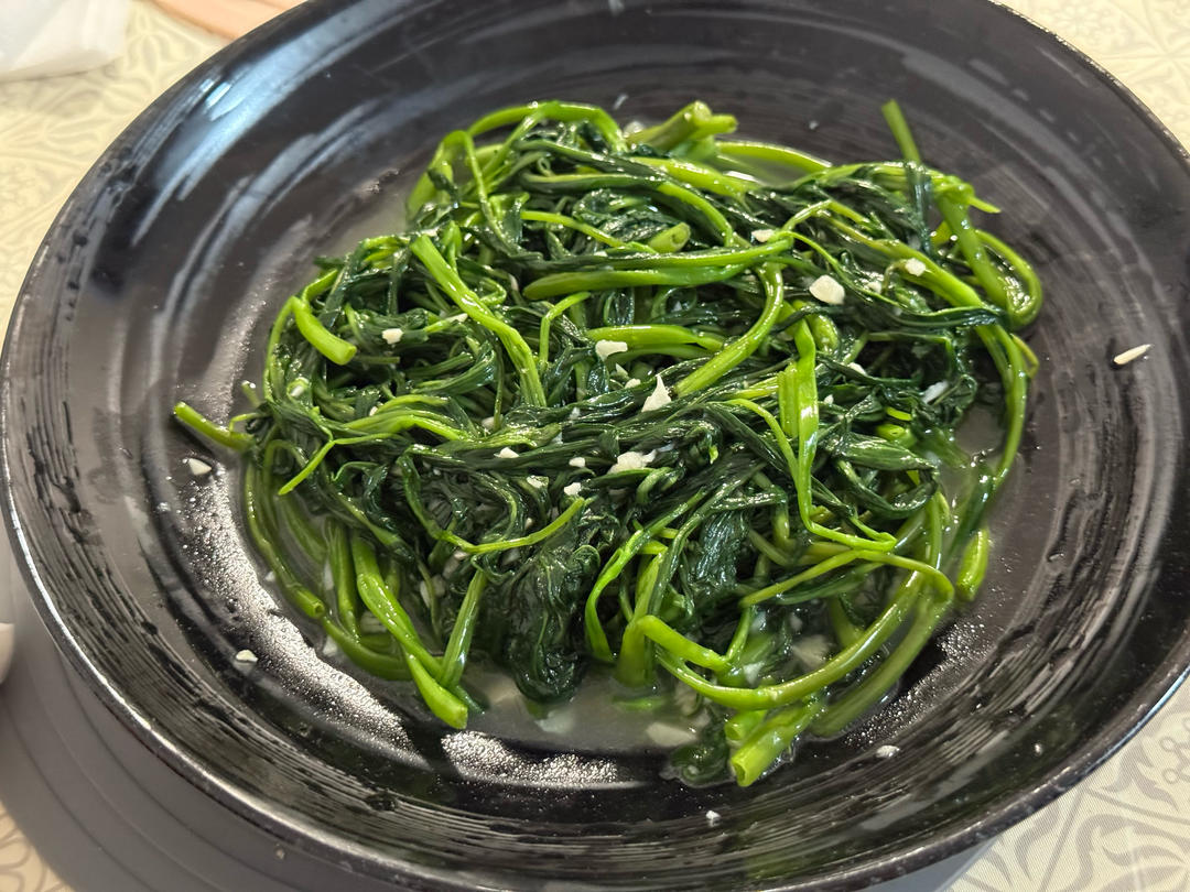 厨师长教你：“蒜爆空心菜”的家常做法，蒜香浓郁，口感爽脆