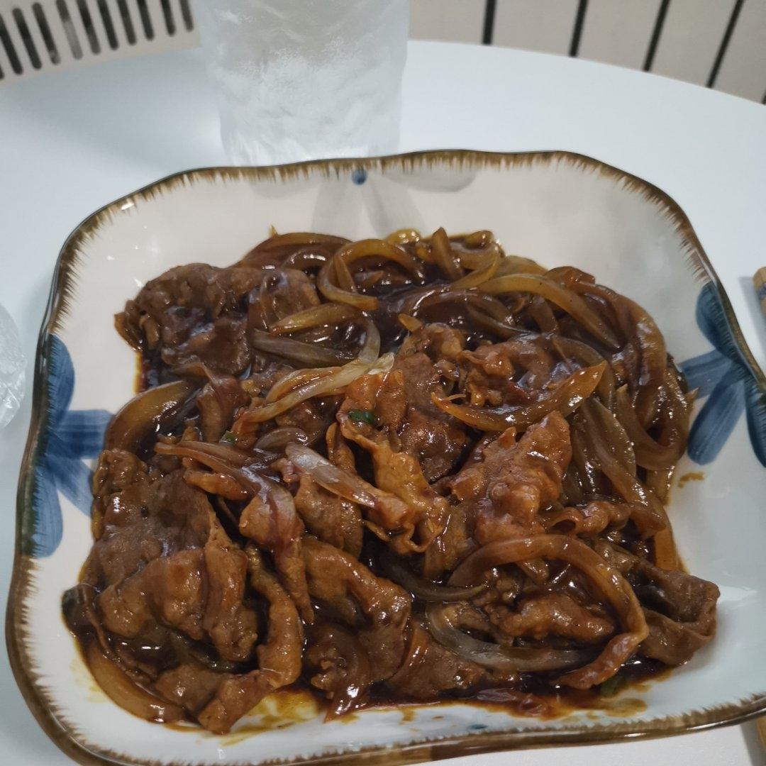 好吃到舔盘的秘制洋葱炒肥牛卷！拌饭巨香