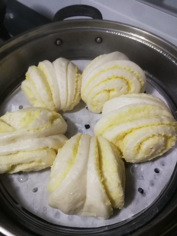 刚出锅就被孩子吃光的花卷（椰蓉牛奶花卷）