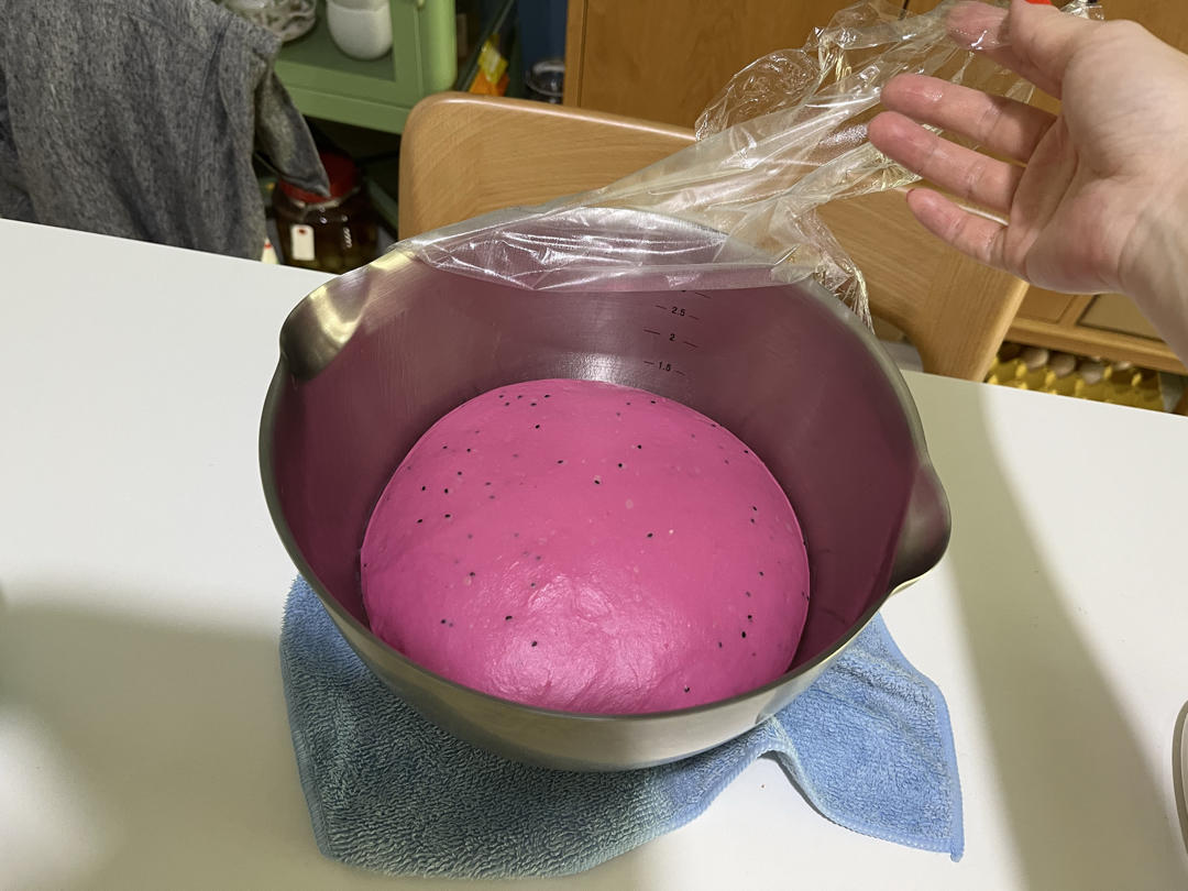 火龙果软欧包，粉嘟嘟～