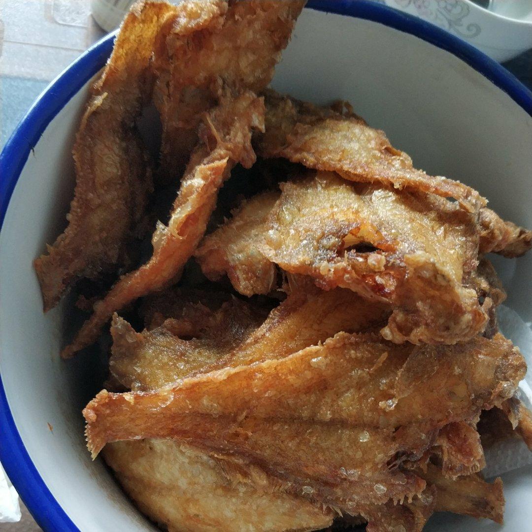 〈炸小偏口鱼〉，就喜欢吃小的，入味。欣小厨 😉