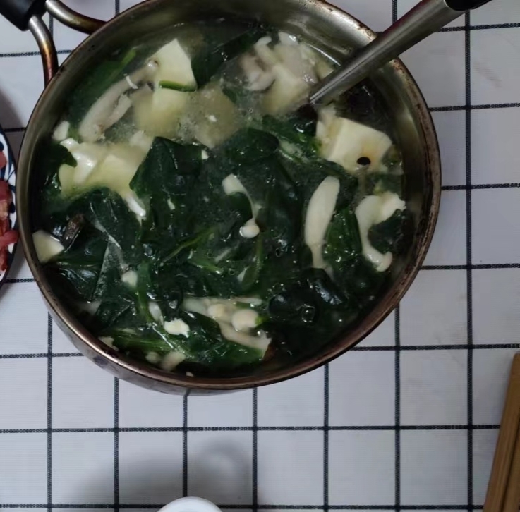 菠菜菌菇豆腐汤的做法 步骤2