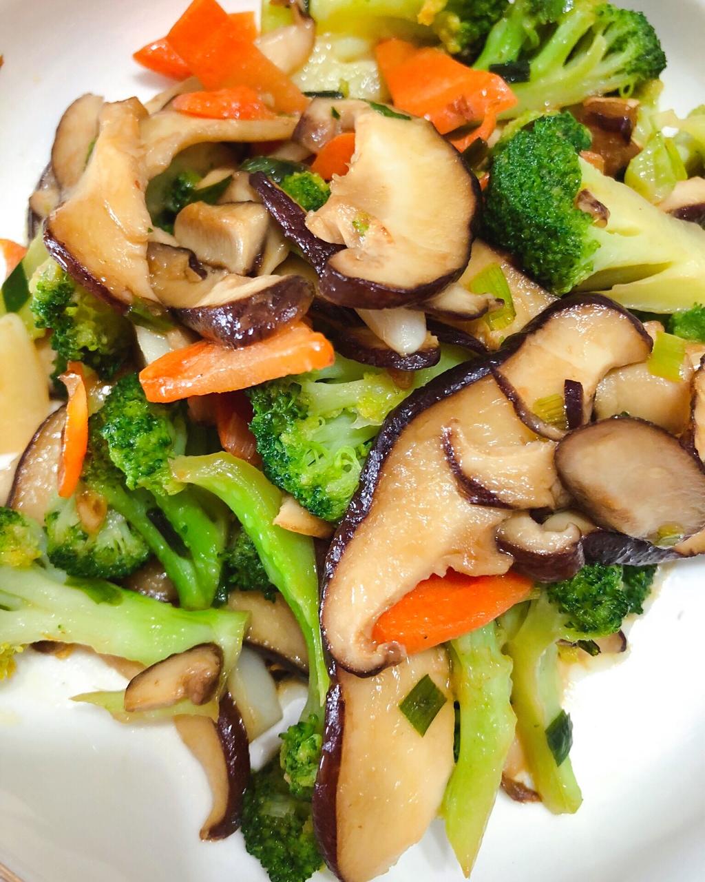 dyb帅哥妈妈做的百姓人家西兰花胡萝卜炒蘑菇