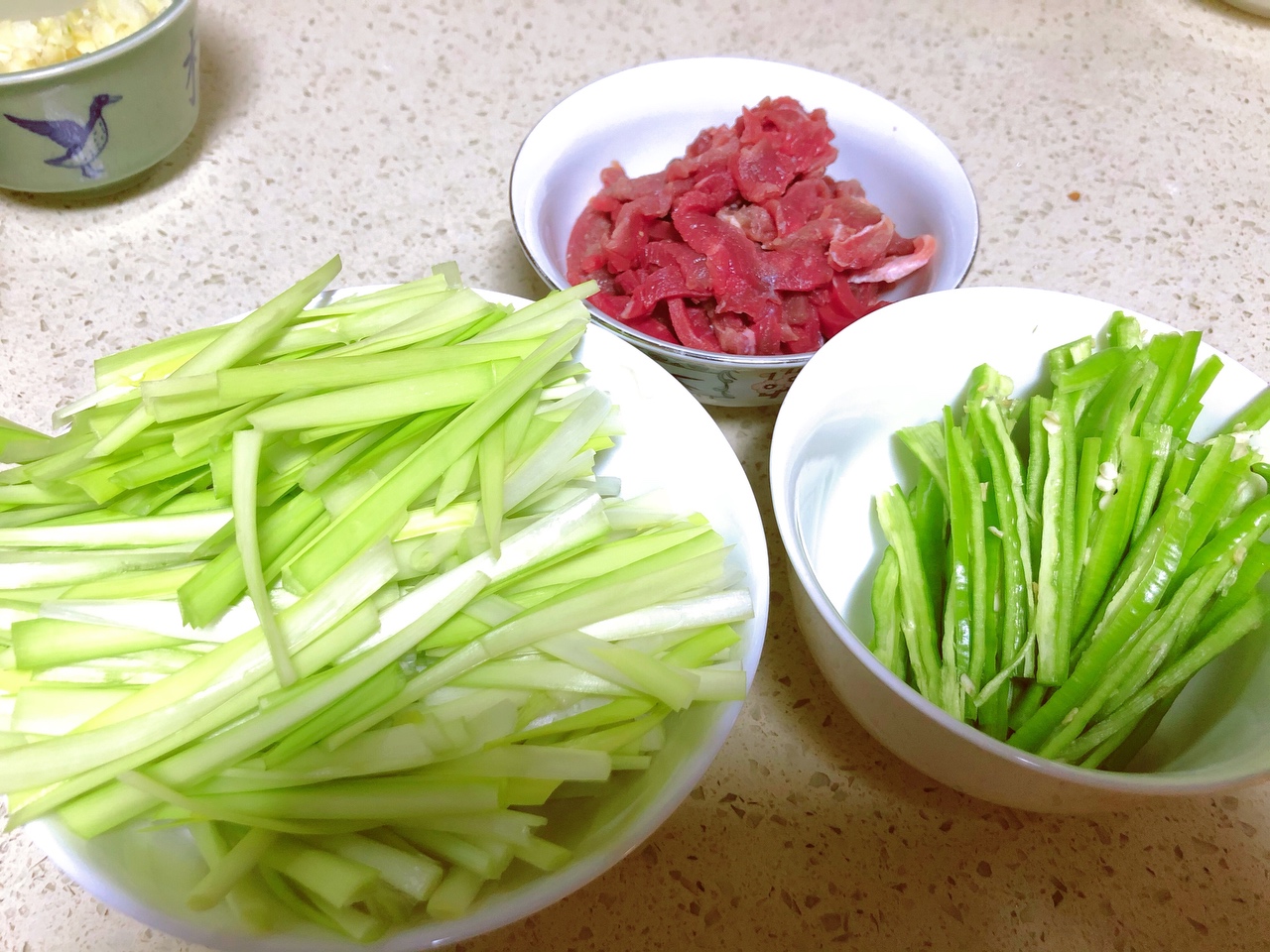 青椒韭黄炒肉丝的做法 步骤1