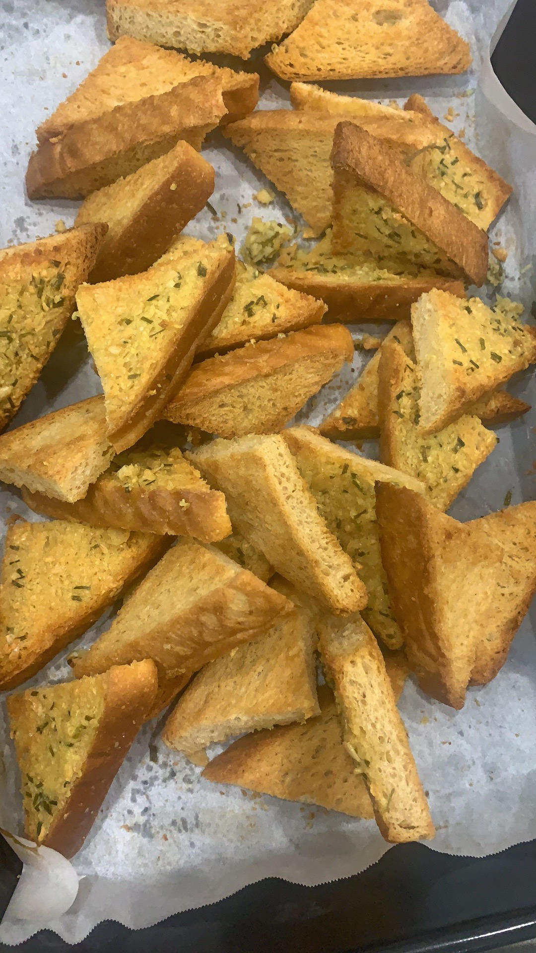 自制健康小零食❗️蒜香黄油吐司片❗️香酥好吃