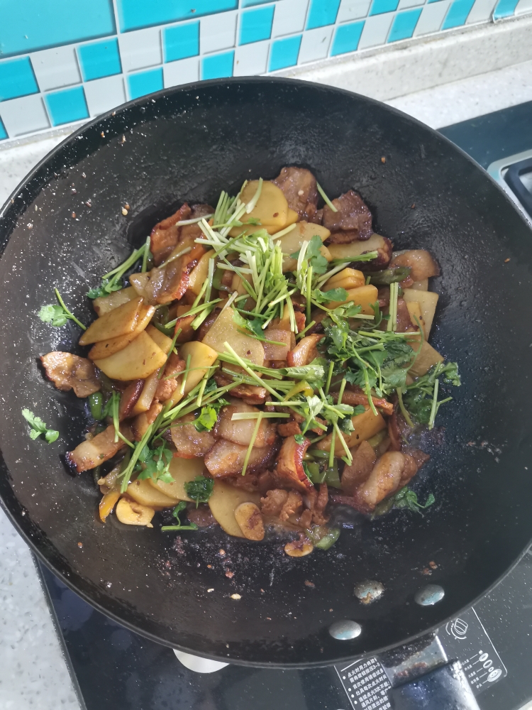 尖椒土豆炒烧肉的做法 步骤14
