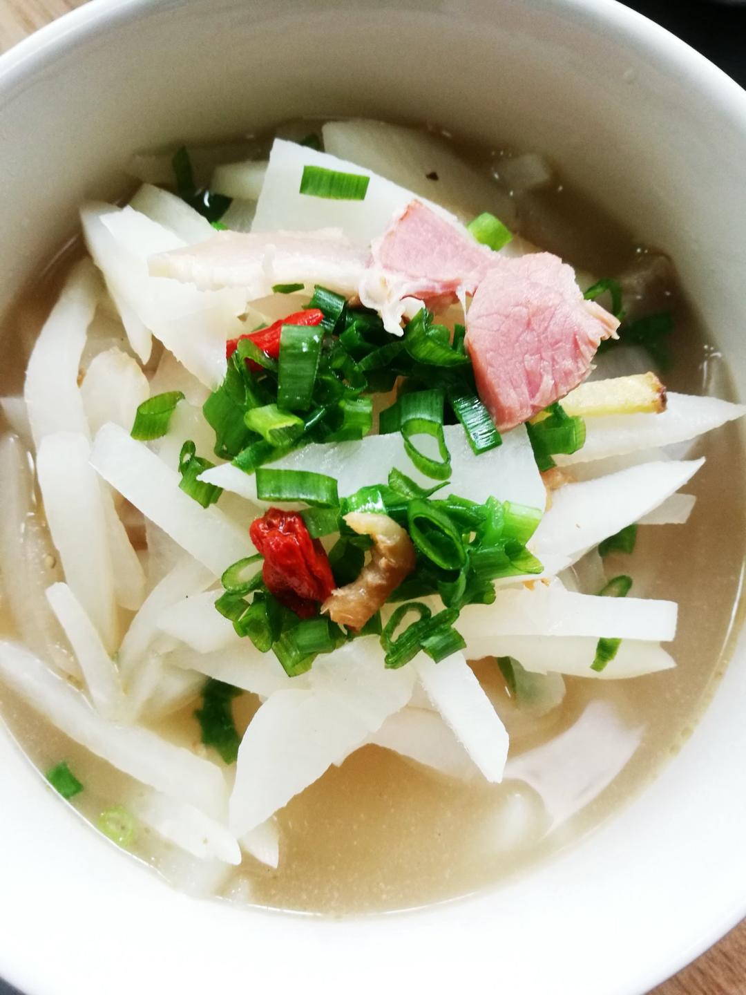 白萝卜虾皮枸杞汤