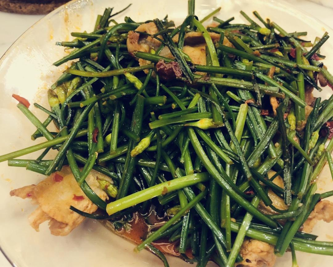 永不失败的五花肉蒜苔的做法