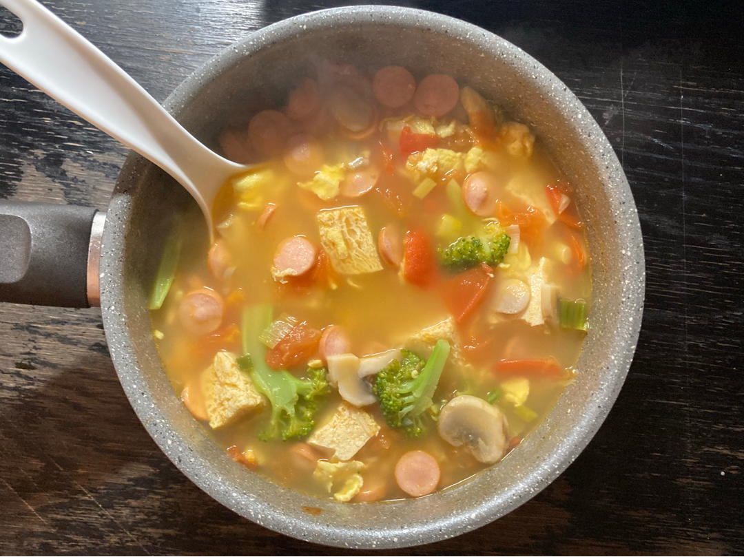 汤鲜味美，好吃到哭的番茄西兰花豆腐汤～