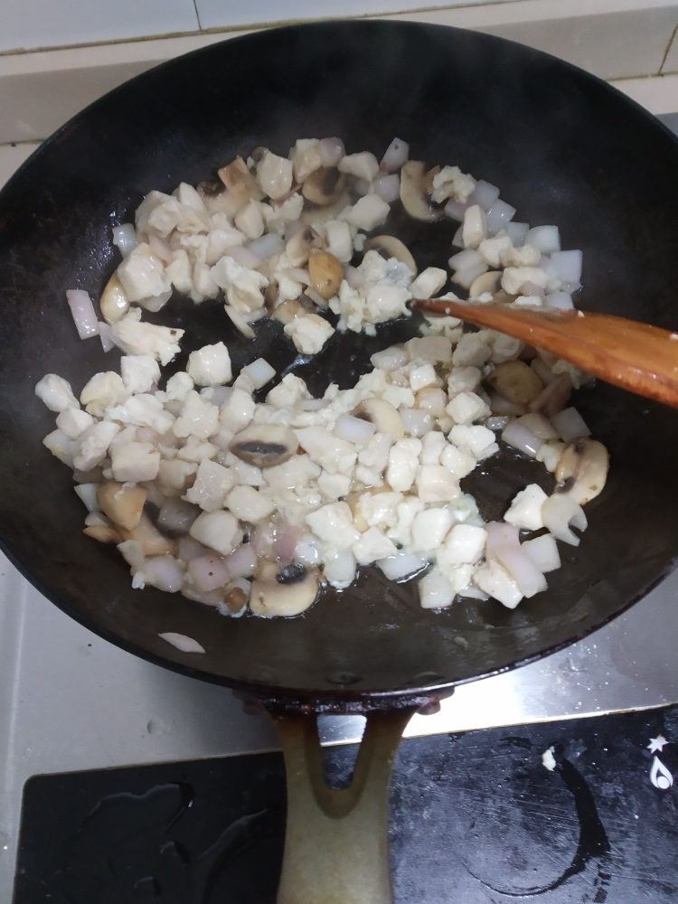 奶香蘑菇爆鸡丁的做法 步骤3