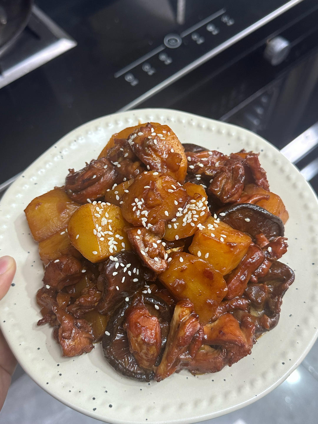 香菇炖鸡腿肉土豆