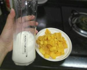 芒果牛奶汁🐮的做法 步骤3