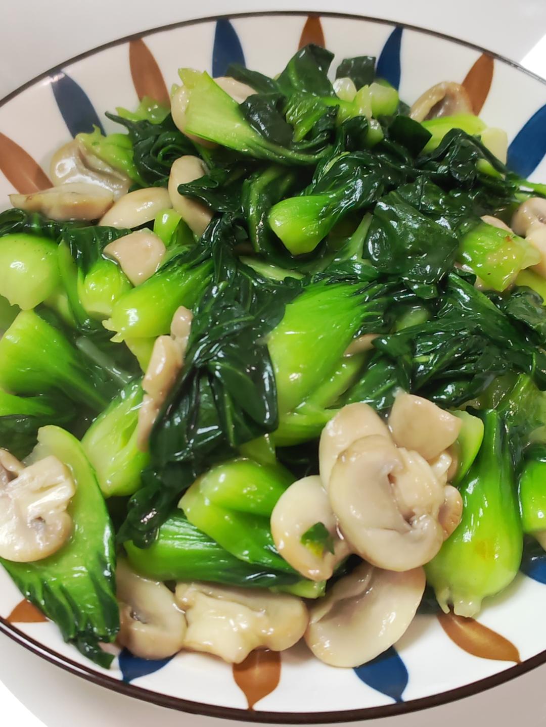 鲜美的口蘑炒青菜