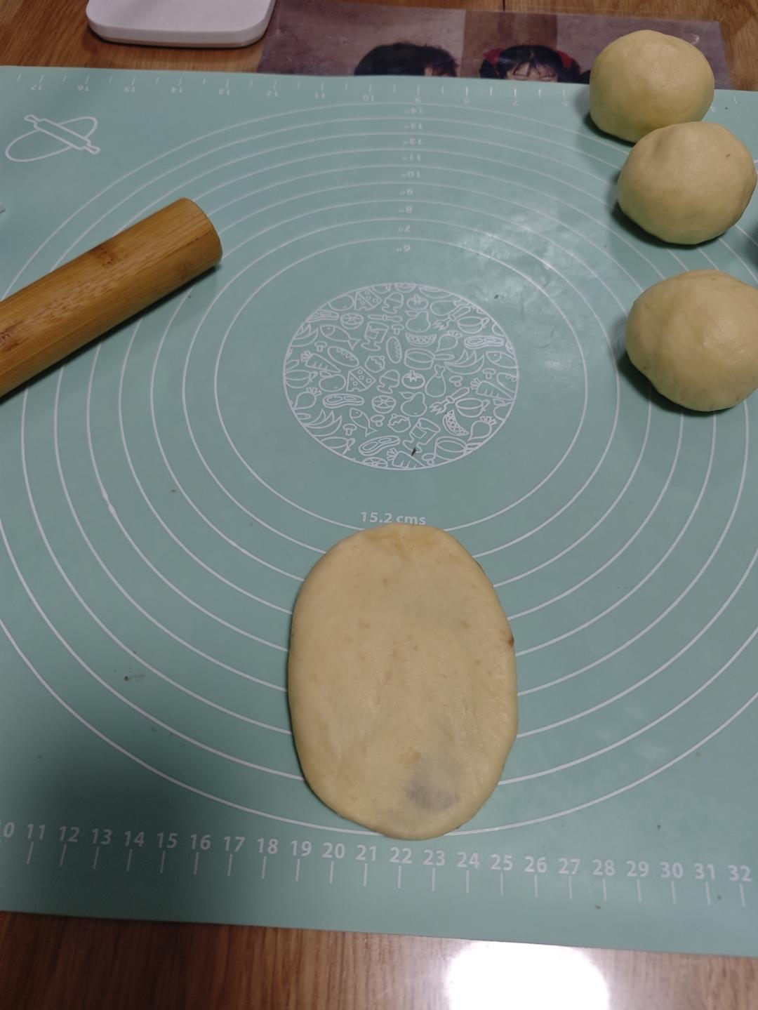 毛毛虫豆沙面包卷