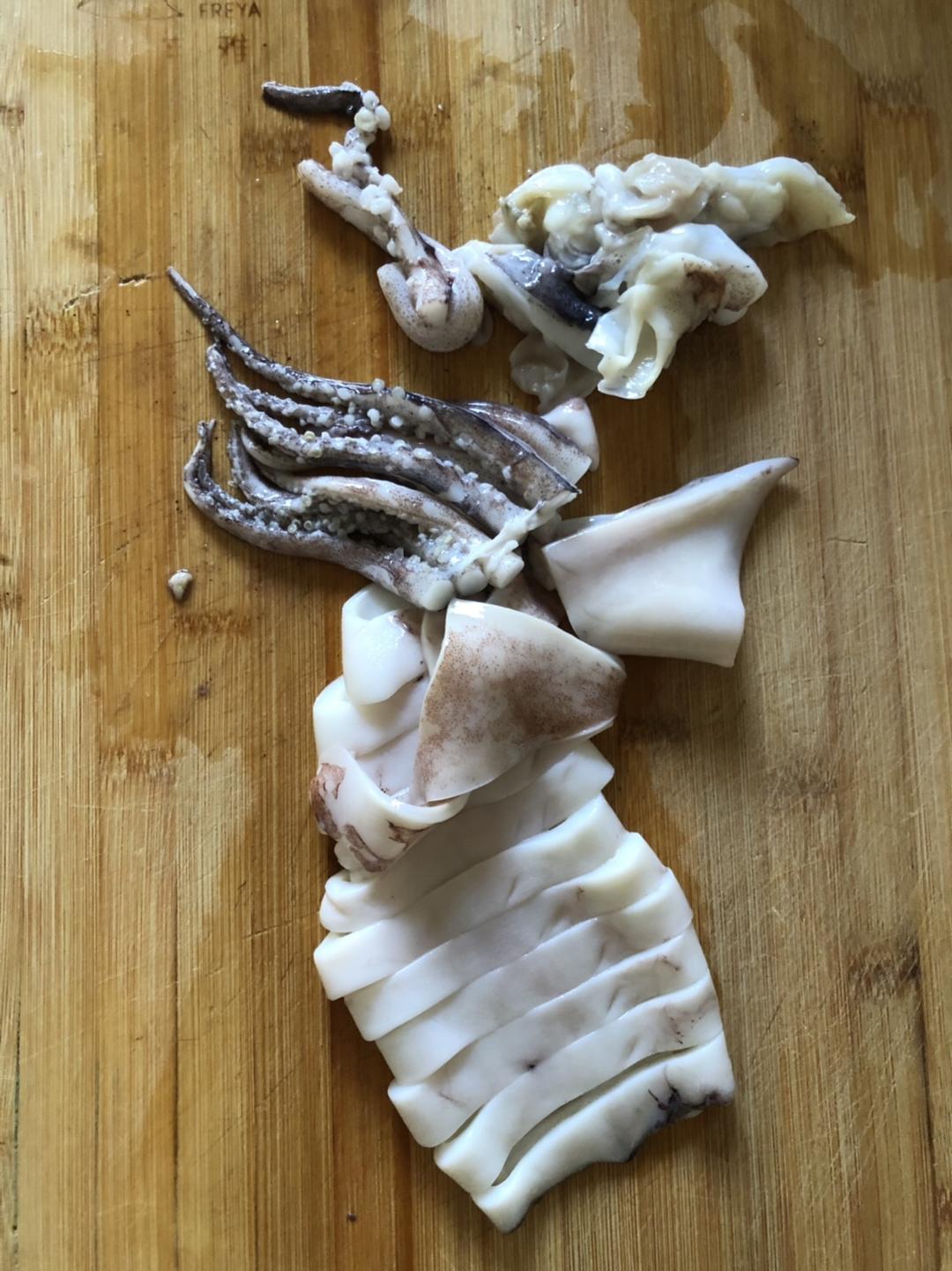 完美复刻当地海鲜馆的招牌炸鱿鱼的做法 步骤2