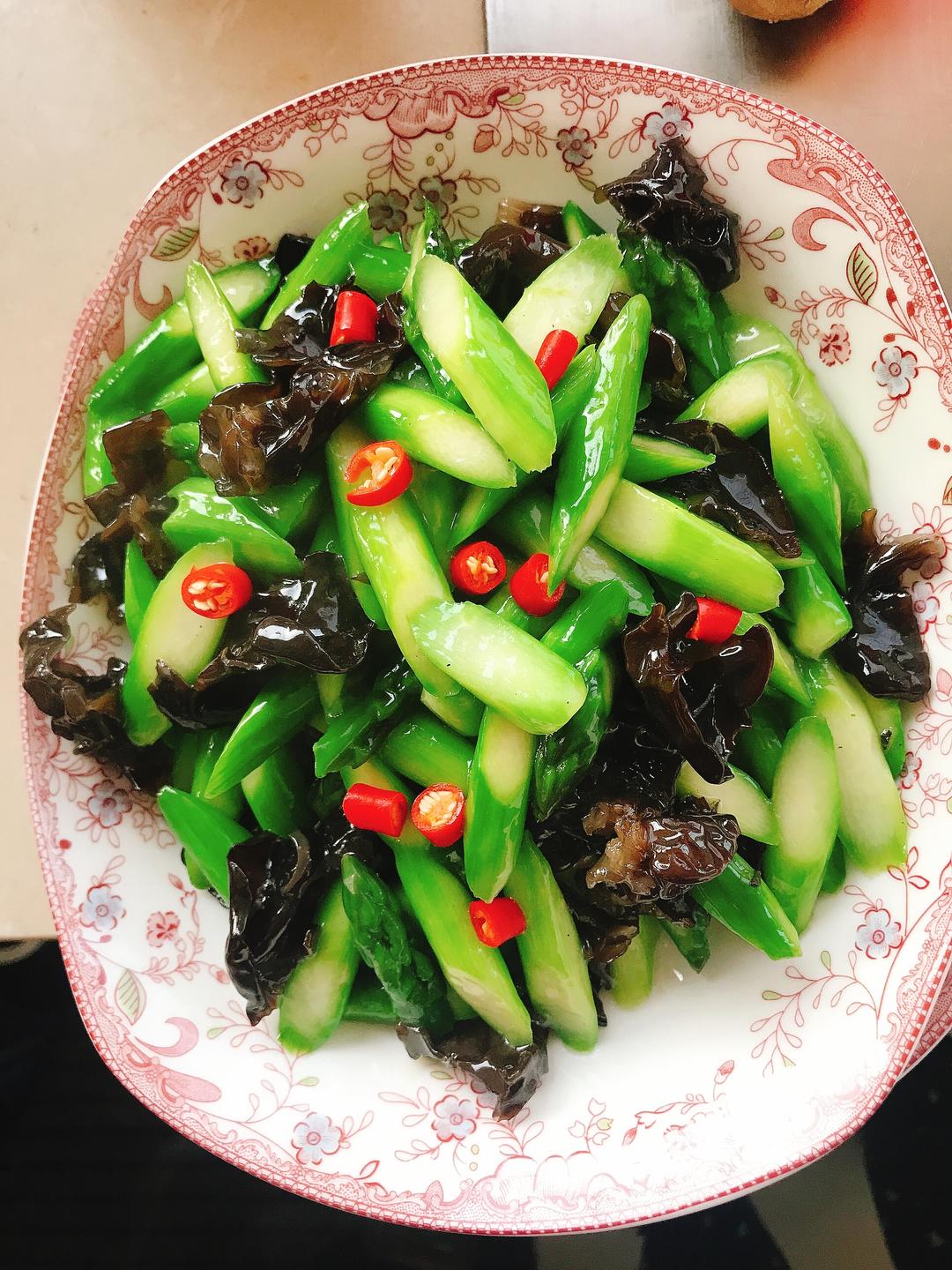 【木耳炒莴笋的做法步骤图,木耳炒莴笋怎么做好吃】依依米花_下厨房