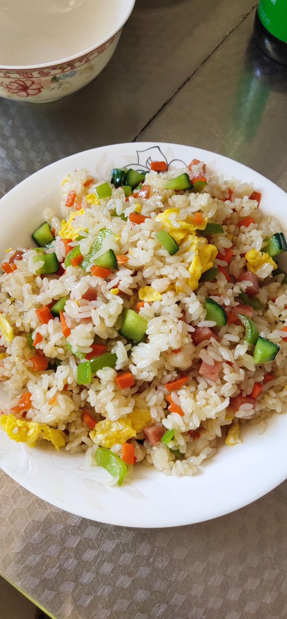 虾仁火腿黄瓜蛋炒饭