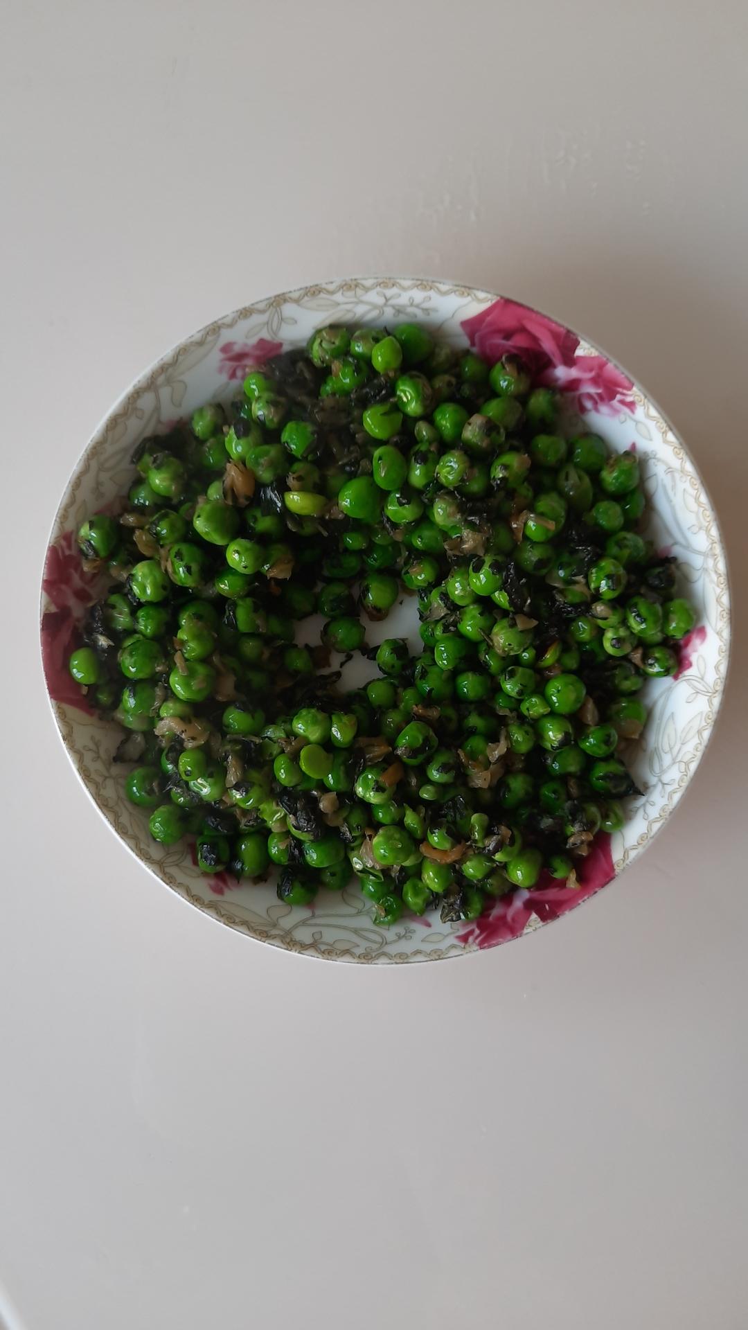 碗豆炒咸菜的做法