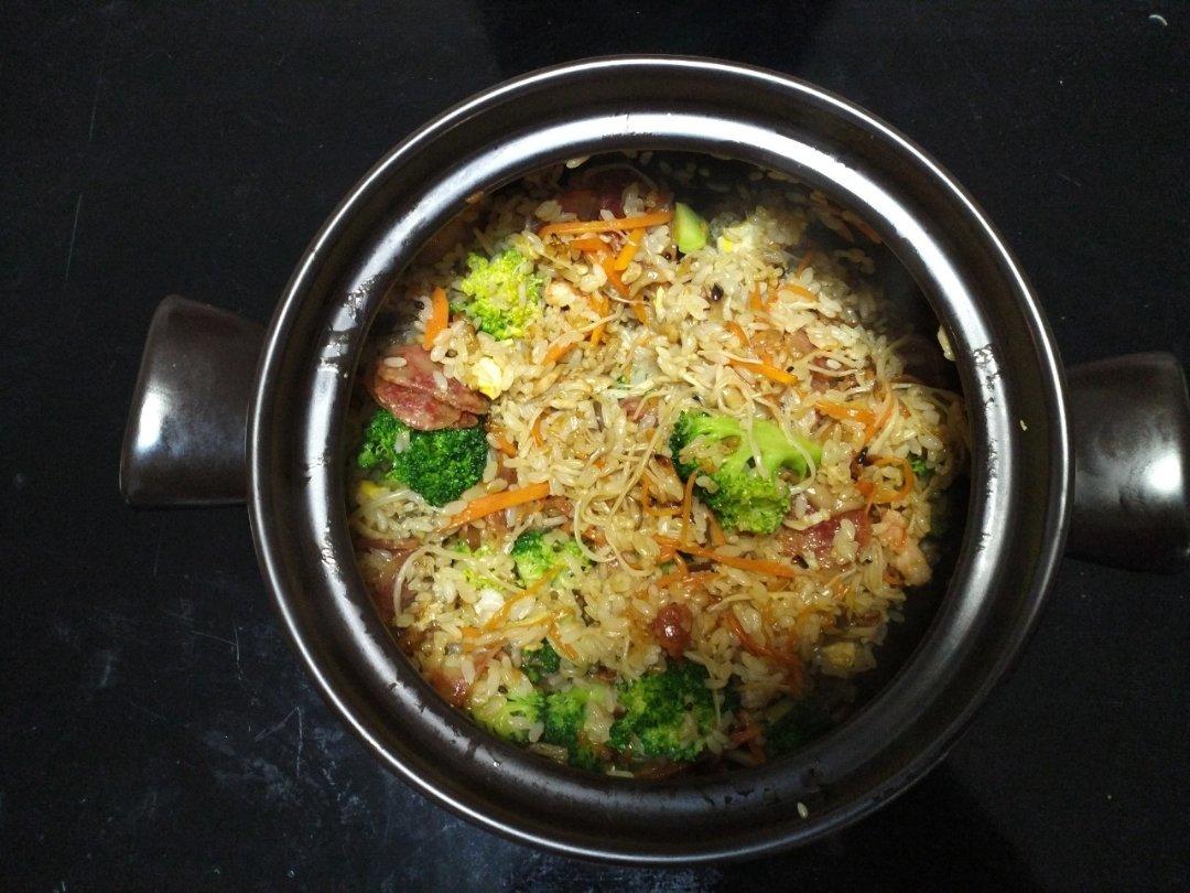 广式腊味煲仔饭