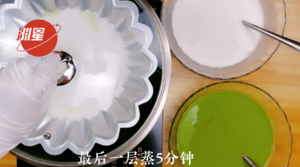 斑斓椰汁千层马蹄糕，广东人的最爱，配方比例详细介绍。新手也能一次成功的做法 步骤16