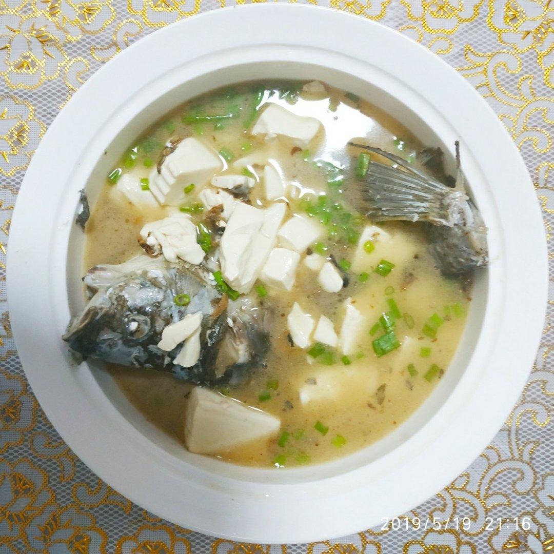 汤白鱼鲜营养多，鲫鱼豆腐汤