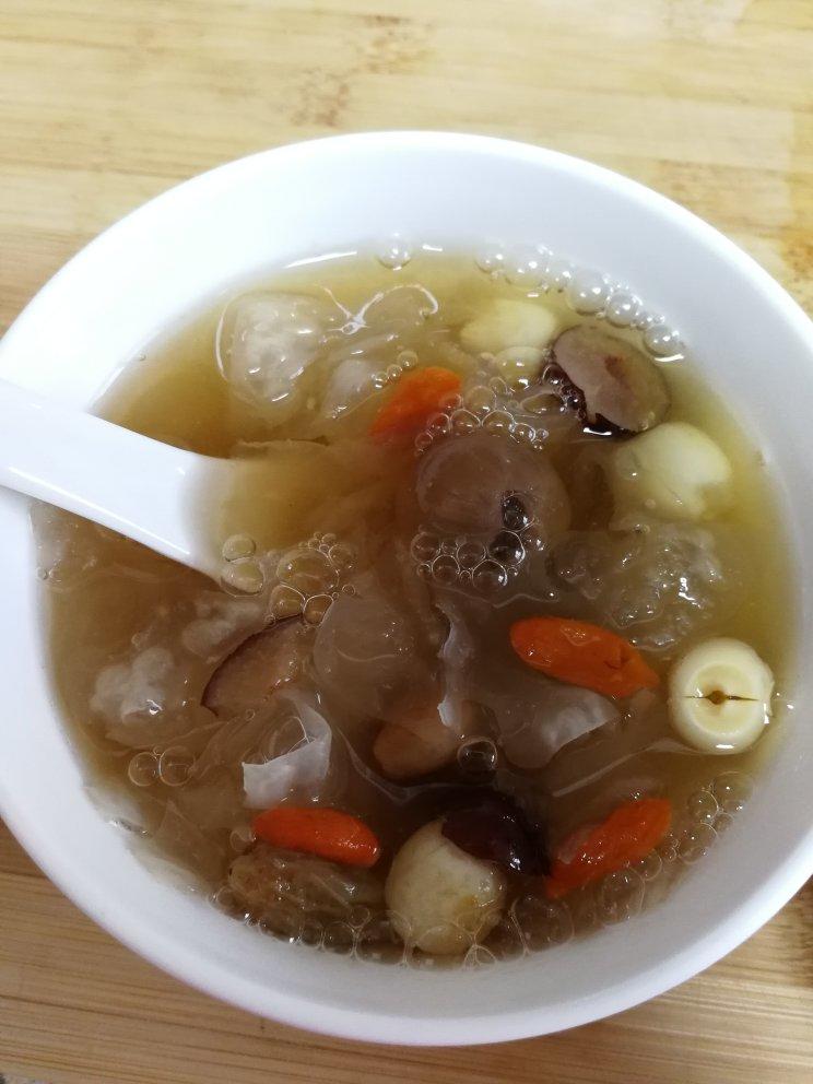 银耳红枣莲子羹Tremella jujube lotus nuts sweet soup