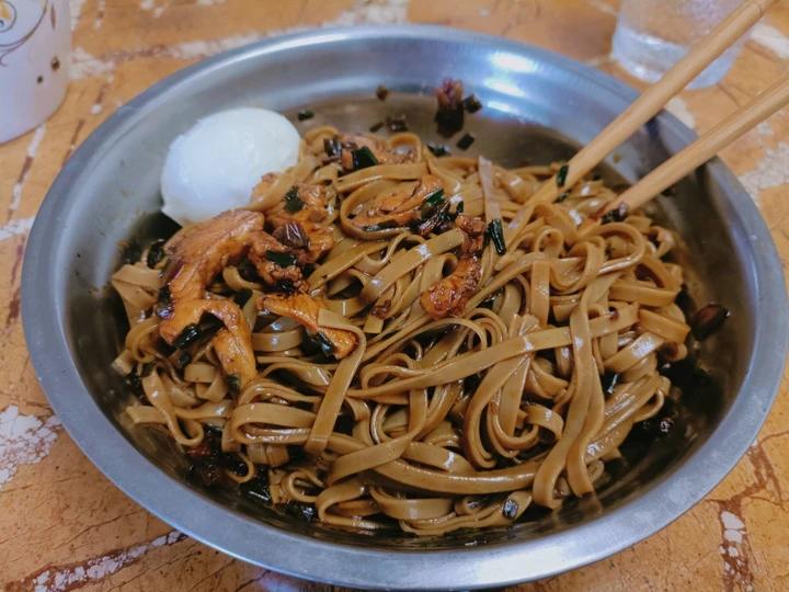 10分钟搞定的一碗葱油拌面