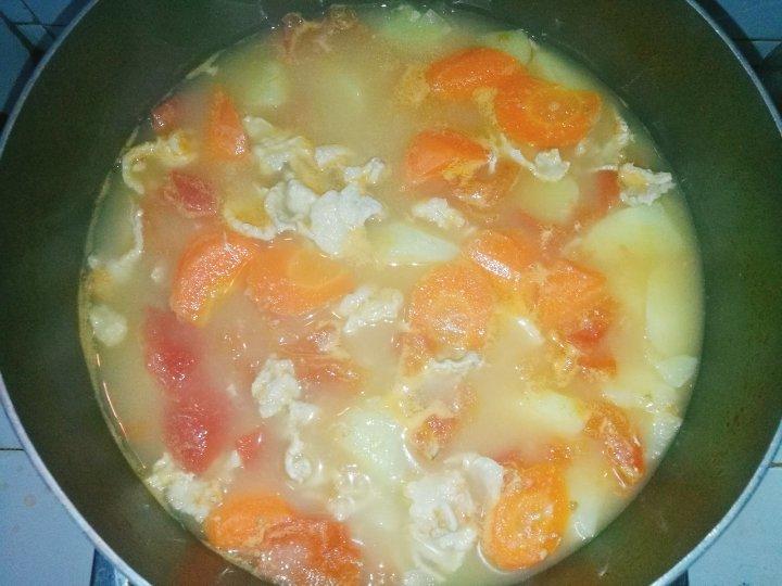 蕃茄薯仔牛肉蛋花汤