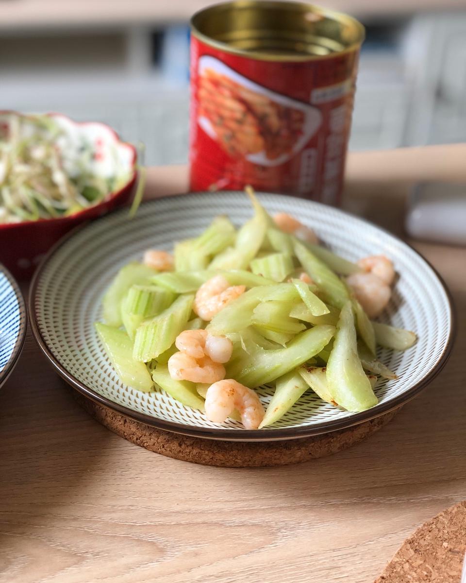 怎样炒出饭店级别的幼嫩西芹（附正确的西芹处理手法）