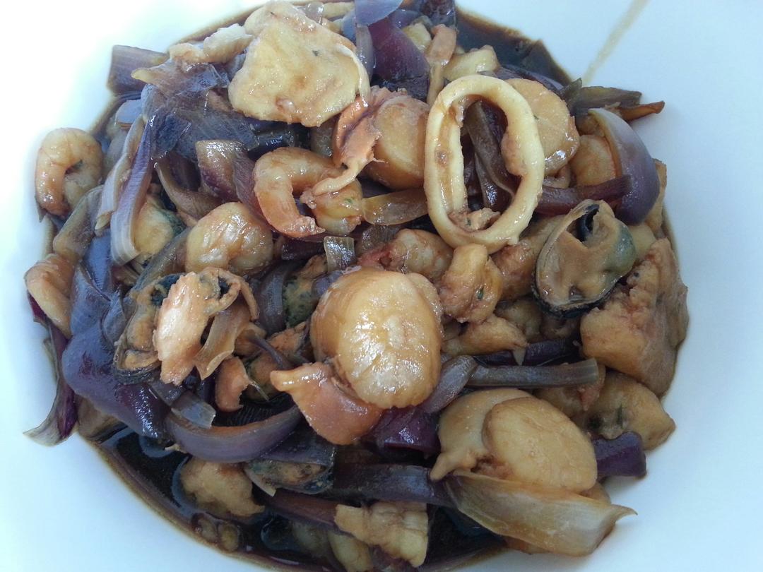 混合海鲜炒蔬菜