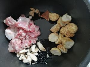 山药黑豆栗子排骨汤的做法 步骤2