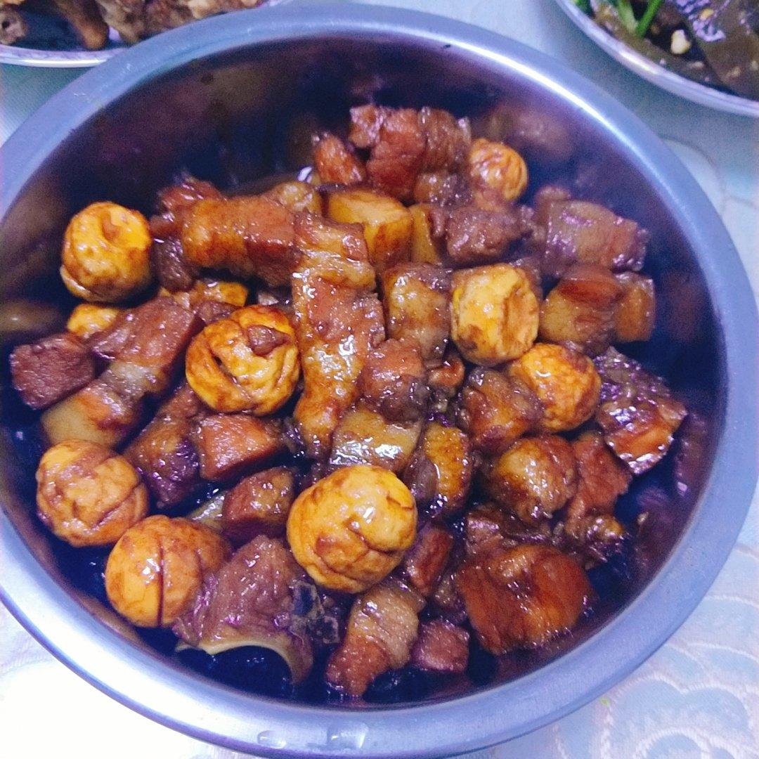 加了鹌鹑蛋后，这盘红烧肉，美味的逆天啦——鹌鹑蛋烧肉（孔瑶食谱）