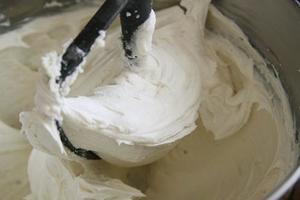 Classic Vanilla Buttercream Frosting的做法 步骤4