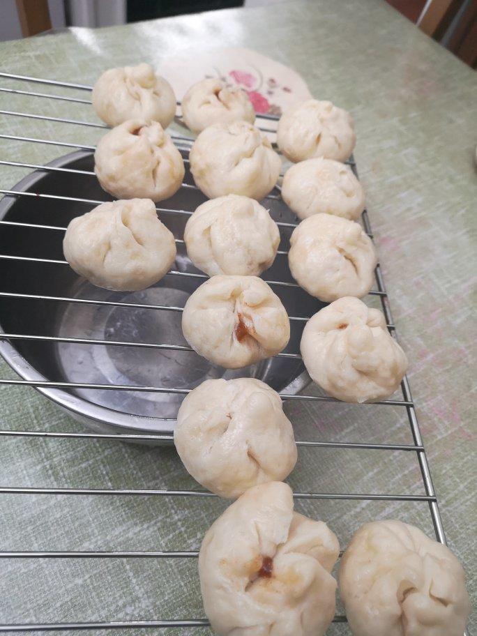 云朵般松软爆浆蜜汁叉烧包