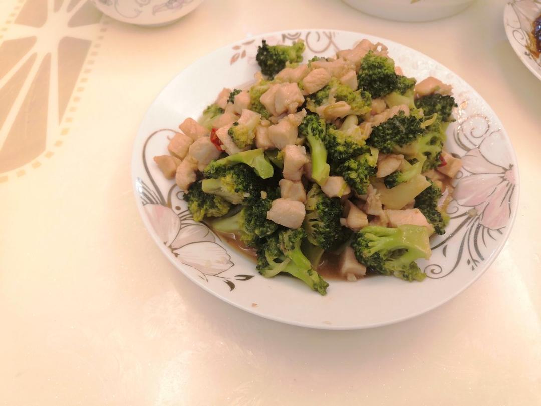 西兰花炒鸡胸肉，清爽可口，好吃不油腻